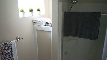 Douche, sèche-cheveux, serviettes fournies, savon