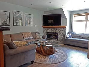 Smart TV, fireplace - Lake Placid Lodge, Creekside, Ski In , Ski Out, 80 Steps To The Lift (Whistler)