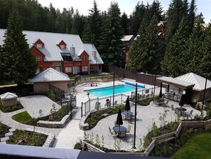 Outdoor pool, a heated pool - Lake Placid Lodge, Creekside, Ski In , Ski Out, 80 Steps To The Lift (Whistler)