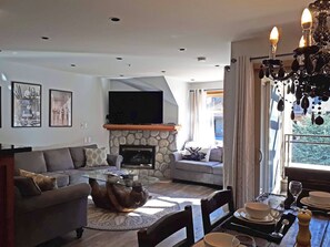 Smart TV, fireplace - Lake Placid Lodge, Creekside, Ski In , Ski Out, 80 Steps To The Lift (Whistler)