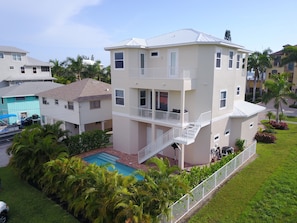 Exterior - New Luxury Villa: 2min beach, heated pool & whirlpool, gulf & bay view, elevator (Bonita Springs)