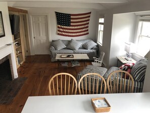 Smart-tv, eldstad, dvd-spelare och böcker