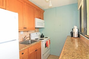 Coffee/tea maker, fridge, microwave, oven