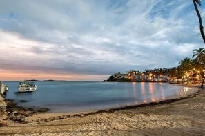 Accommodatie ligt op het strand, strandlakens, een strandbar