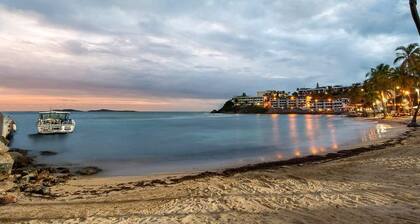 Condo front mer / piscine sur la baie de Bolongo; des vues magnifiques et un emplacement exceptionnel!