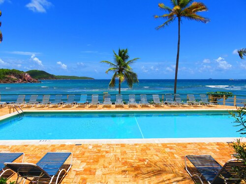 REMODELED 2026! Prime OCEANFRONT POOLSIDE 2BR/2BA Condo-BEST location+Generator