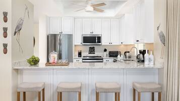 Kjøleskap, mikrobølgeovn, ovn og kokeplater