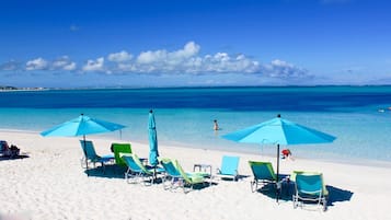 På stranden, solsenger og strandhåndklær