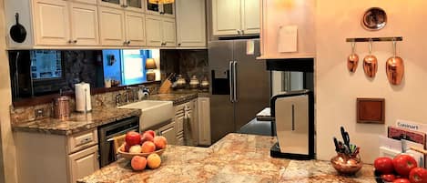 Een koelkast, een magnetron, een oven, een kookplaat