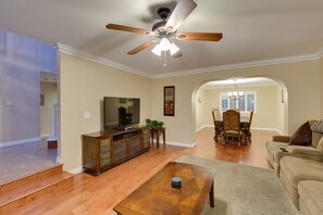 Fernseher, Kamin, DVD-Player, Tischtennisplatte