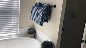 Haartrockner, Handtücher, Toilettenpapier