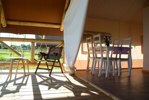 Petit déjeuner composé de spécialités régionales (12 EUR par personne)