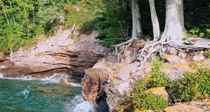 Cedar Cliff Retreat - Impresionante artesano de 1920 en la orilla del lago Superior