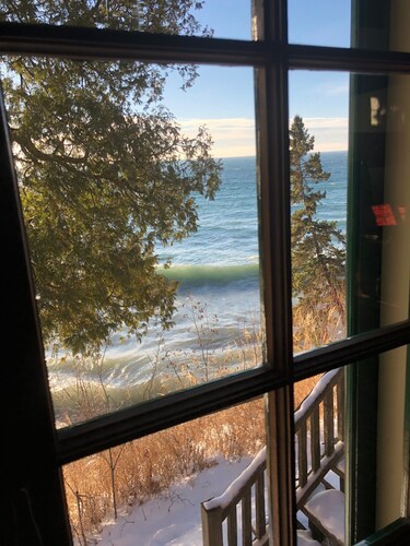 Cedar Cliff Retreat - Stunning 1920's Craftsman on Lake Superior Shore