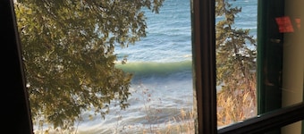 Cedar Cliff Retreat - Stunning 1920's Craftsman on Lake Superior Shore