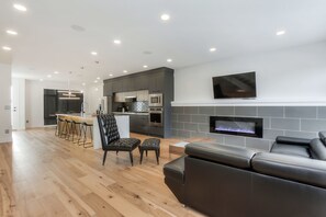 Maison luxueuse, Plusieurs lits, non-fumeur | Aire de séjour | Téléviseur connecté de 55 po avec télévision par câble, téléviseur