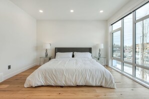 Luxury House, Multiple Beds, Non Smoking | 3 bedrooms, premium bedding, down comforters, in-room safe - New Luxury Townhome 29 (Edmonton)