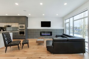 Lyxhus - flera sängar - icke-rökare | Vardagsrum | 55-tums smart-tv med kabelkanaler, tv och eldstad