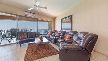 Smart-TV, DVD-Player, Bücher, Stereoanlage