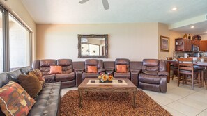 TV connectée, lecteur de DVD, livres, chaîne hi-fi