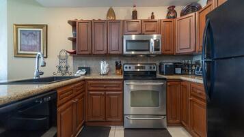 Frigorifero, microonde, forno, piano cottura