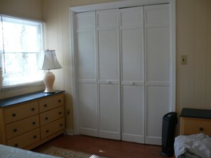 2 bedrooms, iron/ironing board, free WiFi, bed sheets - CLOSED FOR WINTER.  COME VISIT IN SPRING. (Newland)