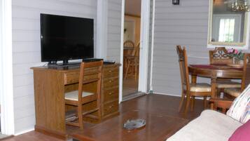 TV connectée, cheminée, lecteur de DVD, table de tennis de table