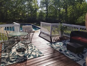 Outdoor dining - Summer House private pool/lake/large backyard/fire pit (Virginia Beach)