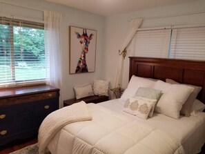 2 bedrooms, desk, iron/ironing board, free WiFi - Summer House private pool/lake/large backyard/fire pit (Virginia Beach)
