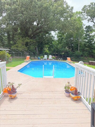 Summer House private pool/lake/large backyard/fire pit
