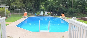 Summer House private pool/lake/large backyard/fire pit