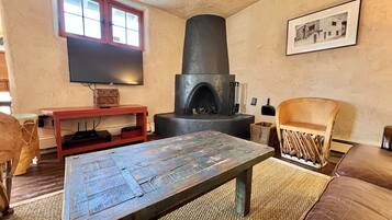 Smart TV, chimenea y libros