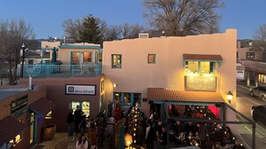 Un bâtiment portant une enseigne indiquant « The Lounge Rolling Still Distillery » et « MKM Real Estate ».