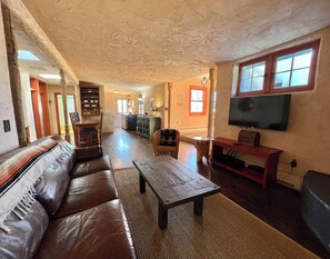 Smart TV, chimenea y libros