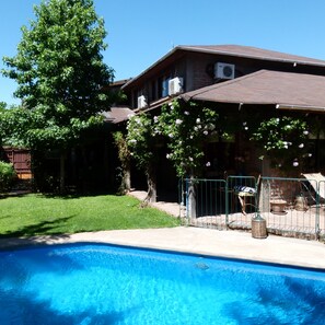 Seasonal outdoor pool - Hostal Cepa Noble (Santa Cruz)