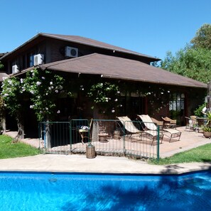 Seasonal outdoor pool - Hostal Cepa Noble (Santa Cruz)