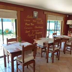 Free daily buffet breakfast - Hostal Cepa Noble (Santa Cruz)
