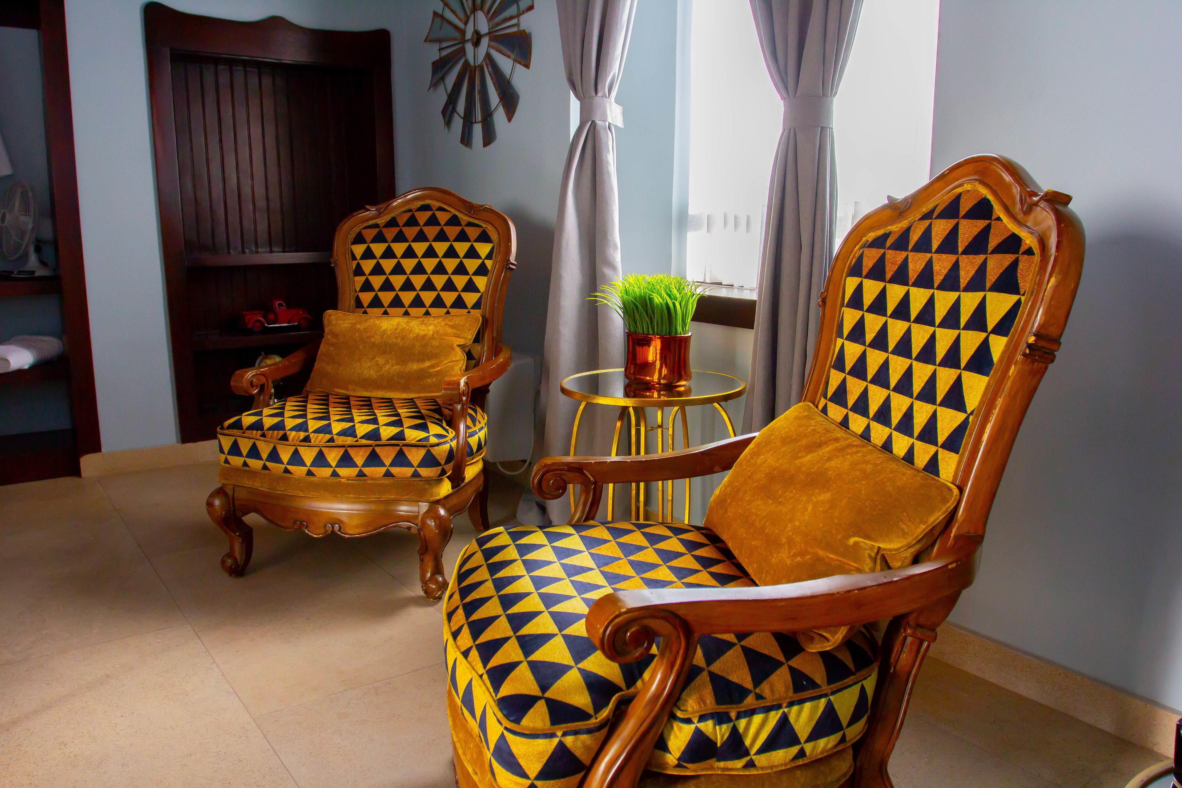 premium single room, 1 queen bed, non smoking | living area | smart tv, netflix