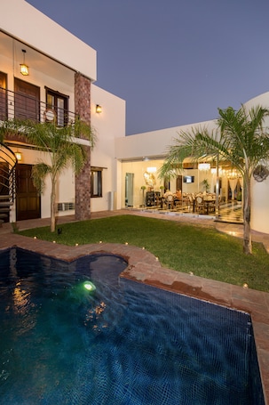 Outdoor pool. Hotel Industria