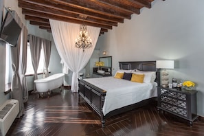 Superior Suite, 1 King Bed, Non Smoking | Coffee and/or coffee maker