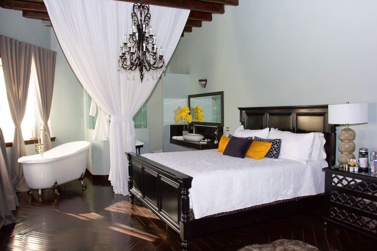 Suite superior, 1 cama de matrimonio grande, no fumadores | Ropa de cama de alta calidad, colchones viscoelásticos, cortinas opacas