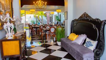 Coin salon dans le hall