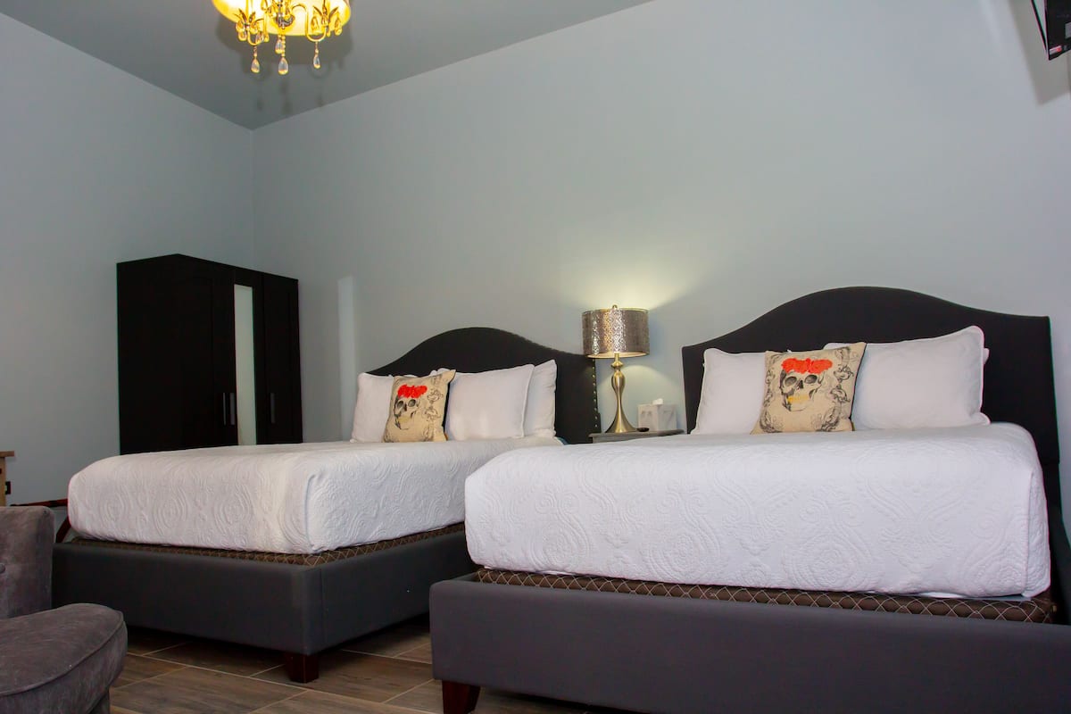 Habitación de lujo doble, 2 camas dobles, no fumadores, vistas a la piscina | Ropa de cama de alta calidad, colchones viscoelásticos, cortinas opacas