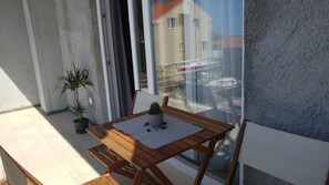 Appartement, 1 très grand lit et 1 canapé-lit, vue mer | Balcon