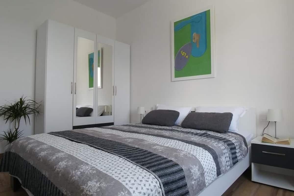 Appartement | Fer et planche à repasser, accès au Wi-Fi (inclus), literie fournie