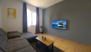 Apartment, 1 King-Bett und Schlafsofa, Meerblick | Wohnzimmer | Flachbildfernseher, Netflix