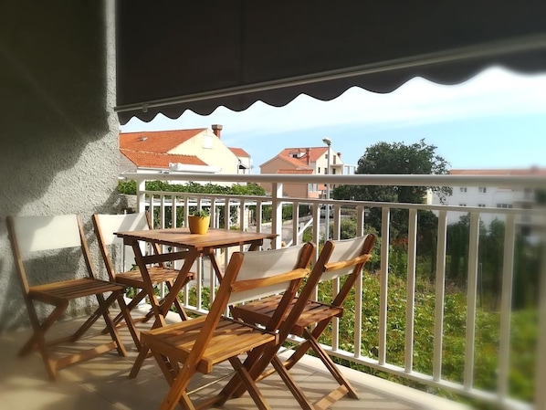 Appartement, 1 très grand lit et 1 canapé-lit, vue sur la mer | Balcon