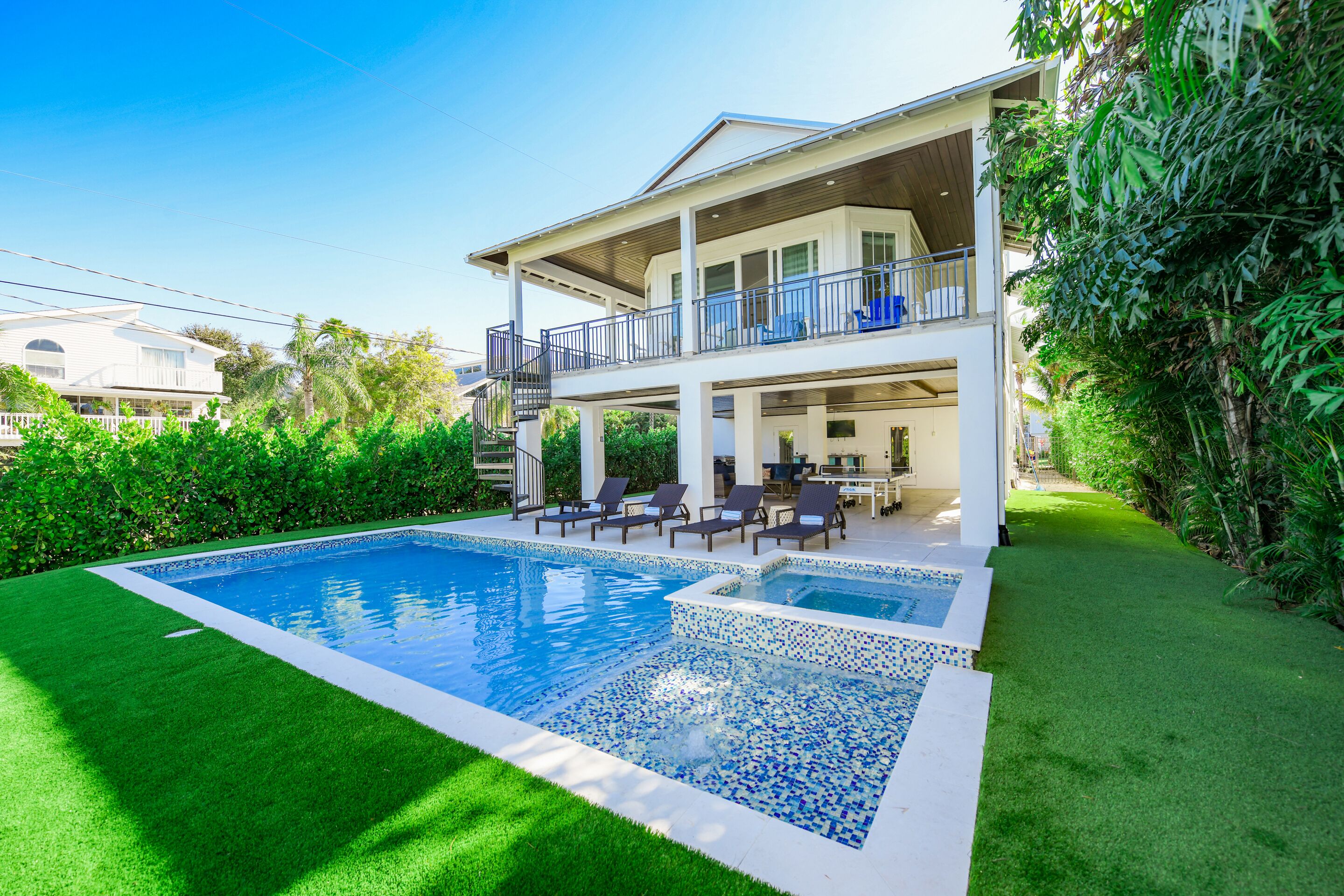 Luxury home close to beach! Pool & putting green