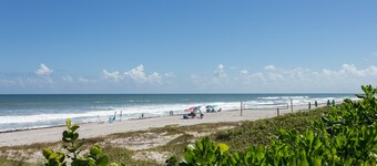 **ビーチと暑いプールへ歩いてください！ **海から1ブロックのビーチサイドパラダイス！