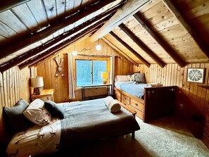 3 bedrooms, WiFi, bed sheets - Rustic Clam, a family friendly and pet friendly cabin with fenced in back yard. (Clam Lake)